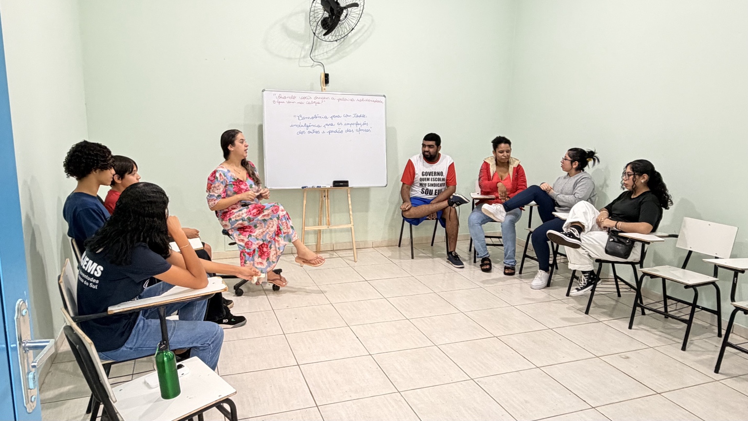Jovens em estudo no Centro Espírita Amizade